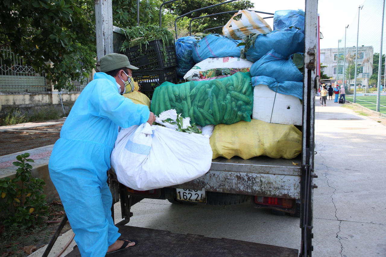 Người dân Quảng Nam gửi 30 tấn rau củ, thực phẩm cho vùng cách ly y tế ở Đà Nẵng