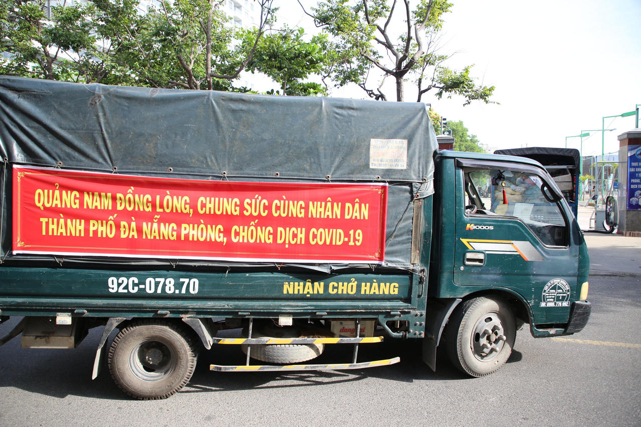 Người dân Quảng Nam gửi 30 tấn rau củ, thực phẩm cho vùng cách ly y tế ở Đà Nẵng