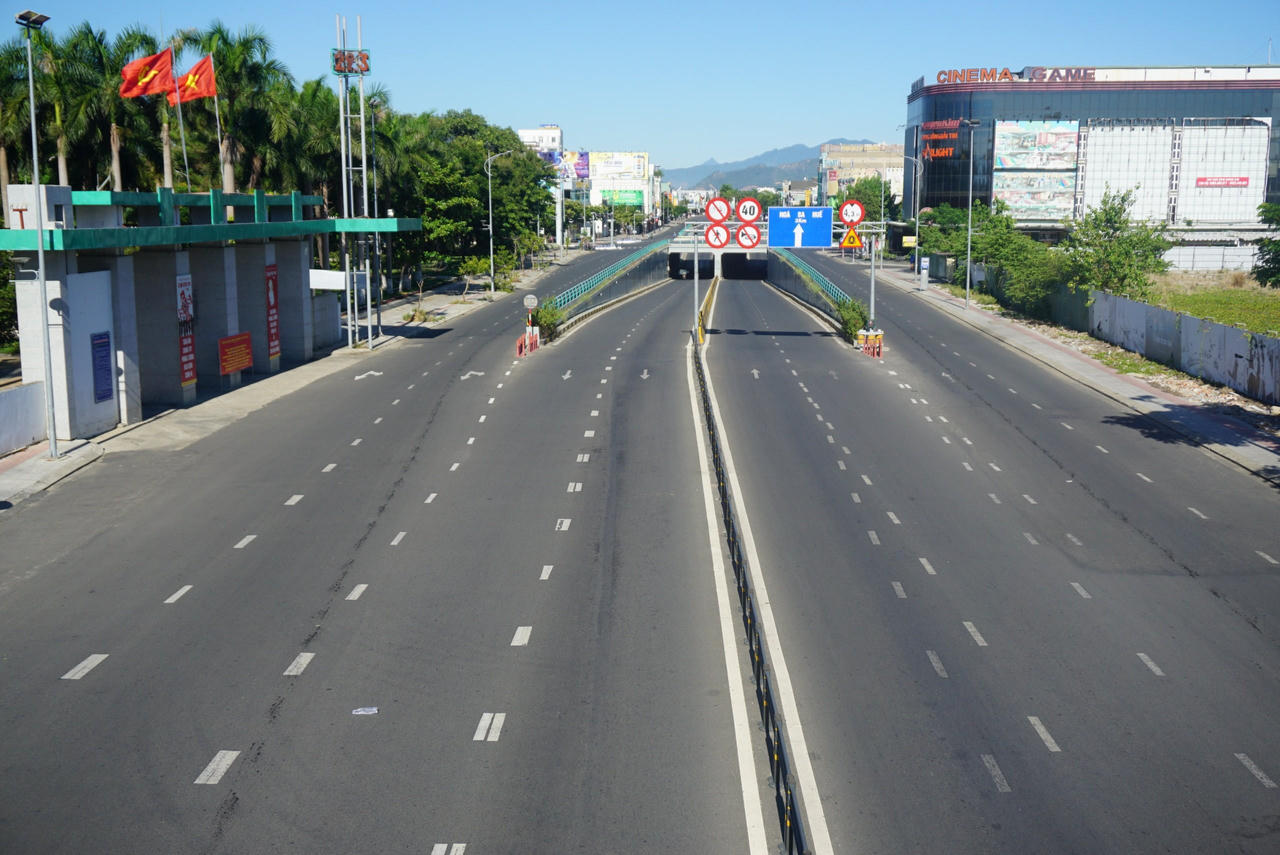 Đường phố Đà Nẵng 'bất động' trong ngày đầu 'phong thành'