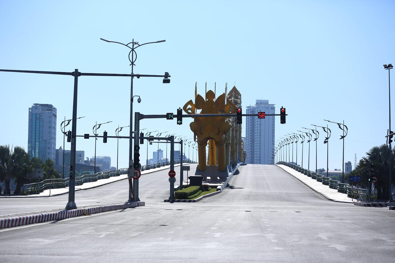 Đường phố Đà Nẵng 'bất động' trong ngày đầu 'phong thành'