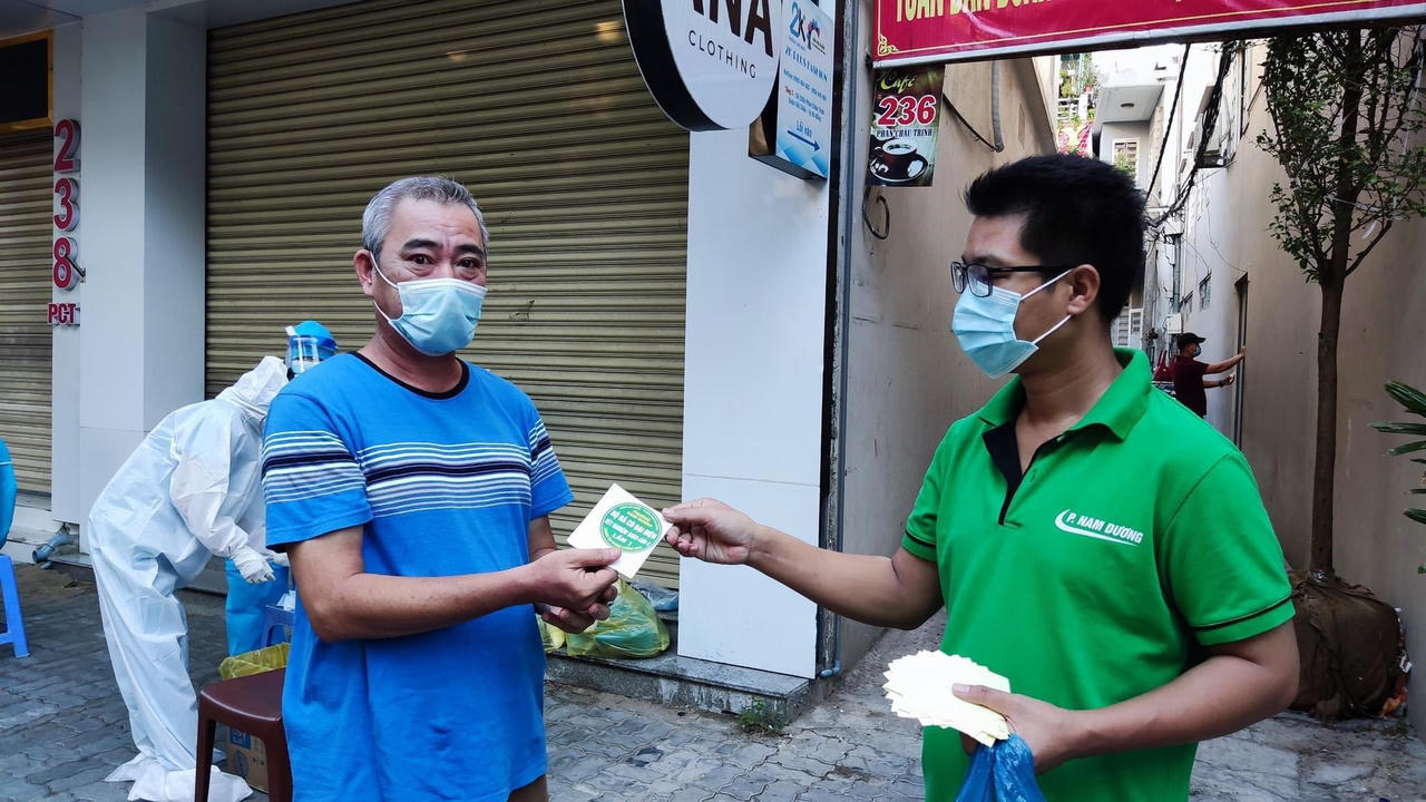 Đà Nẵng dán logo nhận diện các hộ gia đình đã xét nghiệm COVID-19