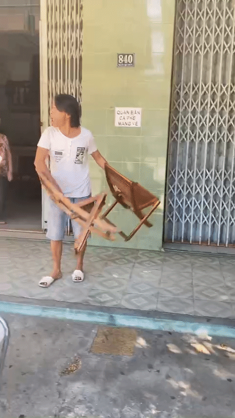 Vác ghế đánh công an khi bị nhắc vì không đeo khẩu trang