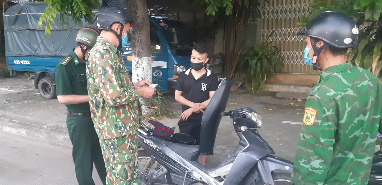 Dắt chó đi dạo trong thời gian Đà Nẵng giãn cách, nhiều người bị xử phạt