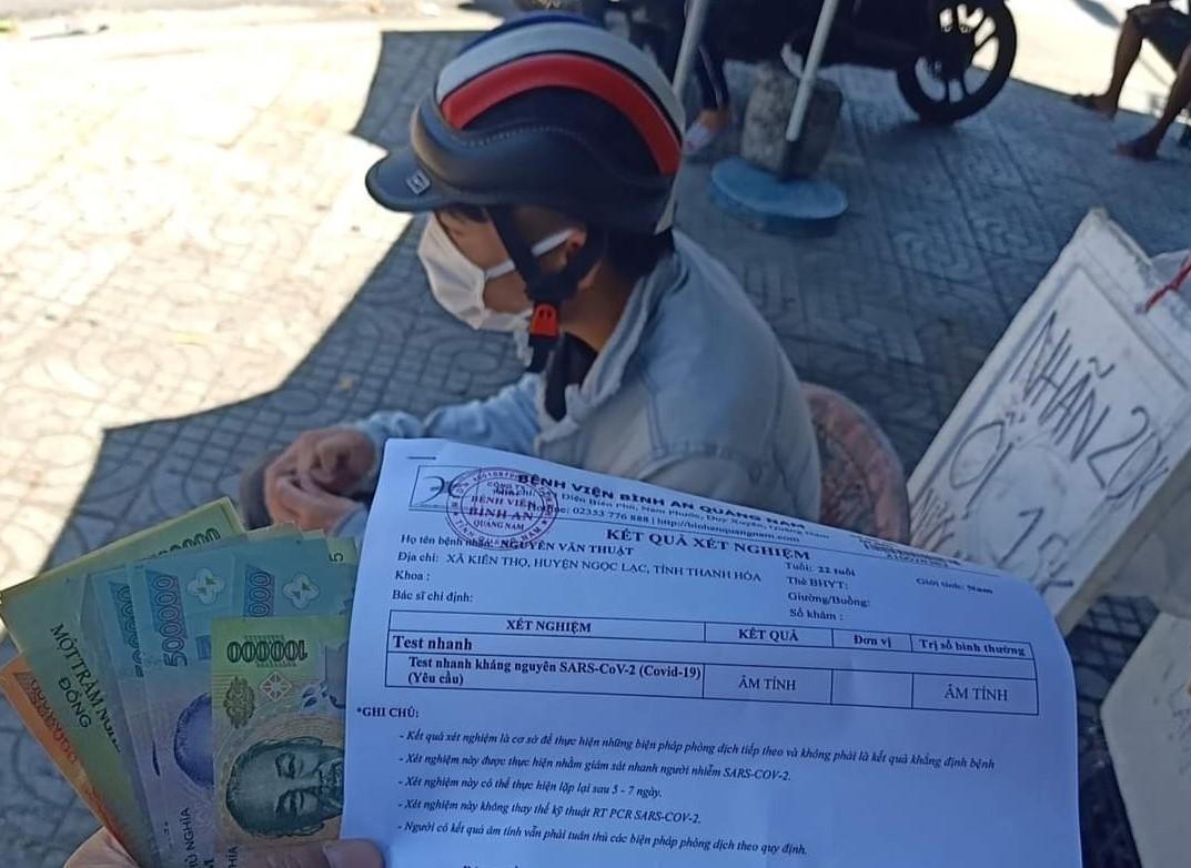 Chàng trai Thanh Hóa đi bộ từ Quảng Ngãi về quê được người dân Quảng Nam tặng tiền, xe máy