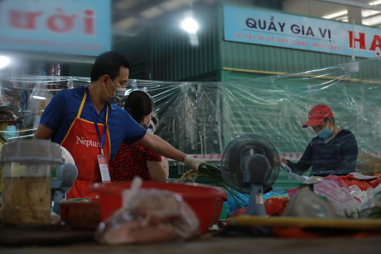 Ngày đầu một số chợ truyền thống ở Đà Nẵng mở cửa trở lại