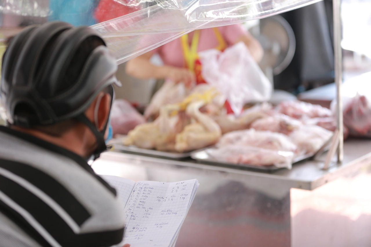 Ngày đầu một số chợ truyền thống ở Đà Nẵng mở cửa trở lại