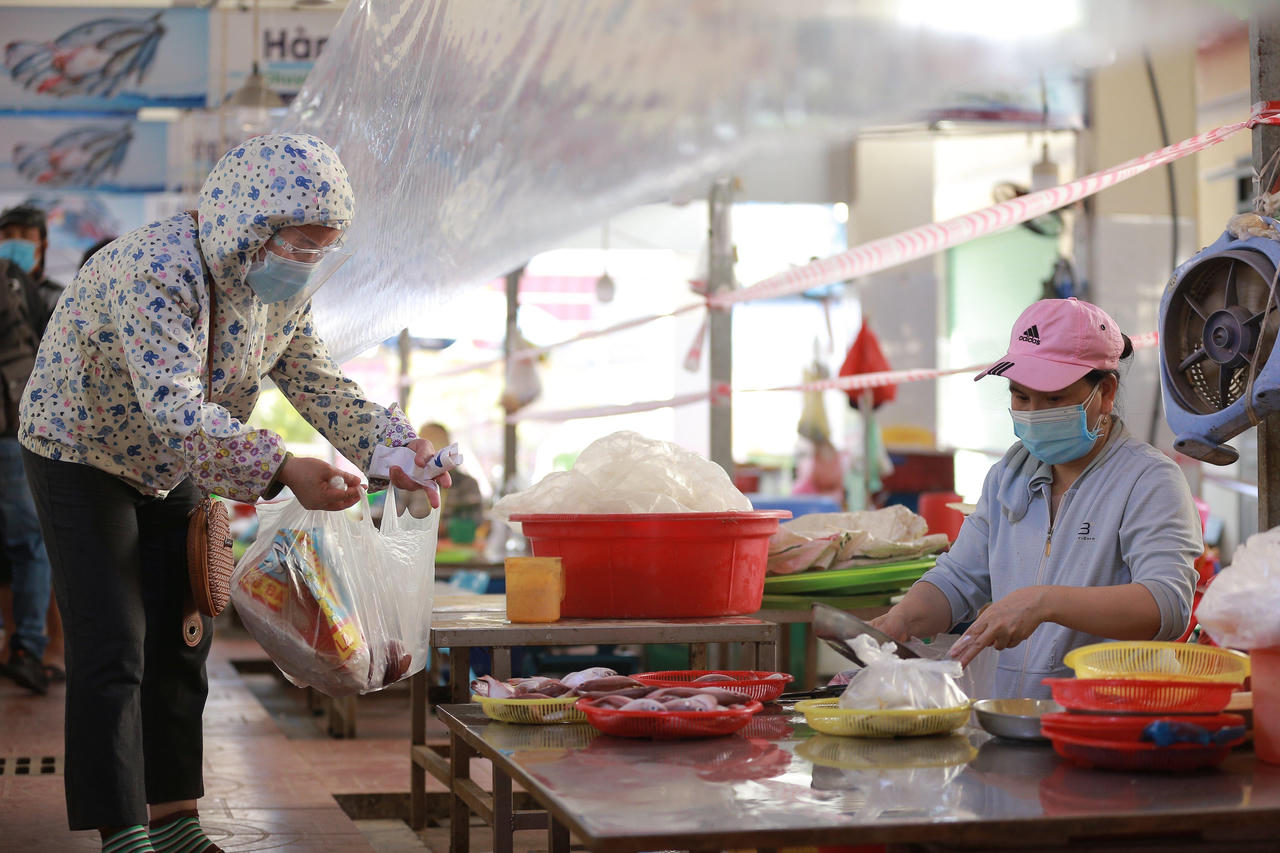 Ngày đầu một số chợ truyền thống ở Đà Nẵng mở cửa trở lại