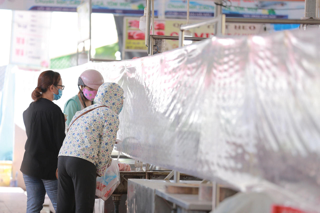 Ngày đầu một số chợ truyền thống ở Đà Nẵng mở cửa trở lại