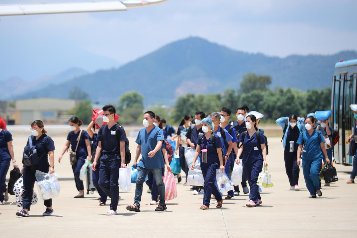 Gần 200 y, bác sỹ miền Trung lên đường chi viện các tỉnh, thành miền Nam chống dịch