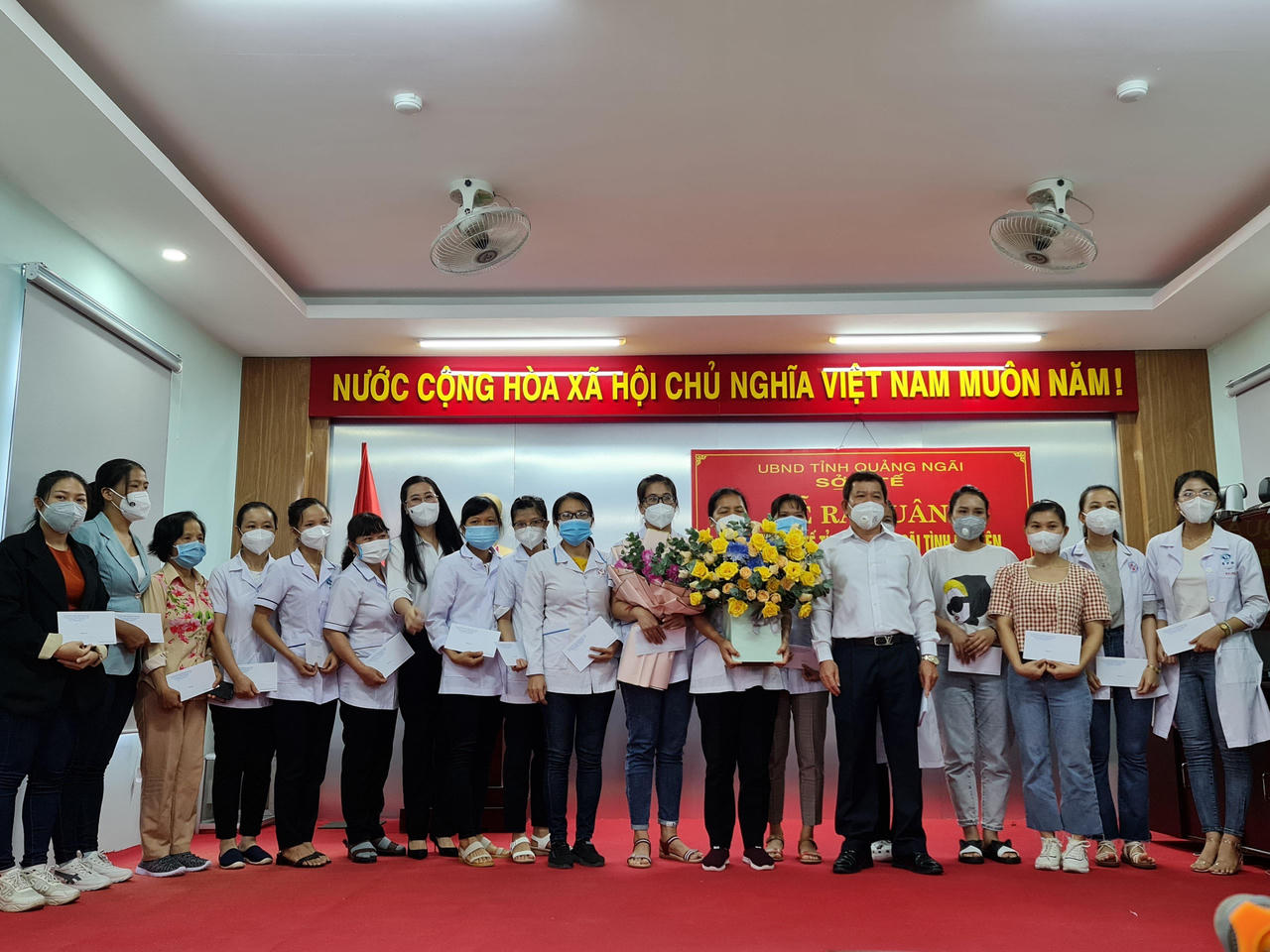 Gần 200 y, bác sỹ miền Trung lên đường chi viện các tỉnh, thành miền Nam chống dịch