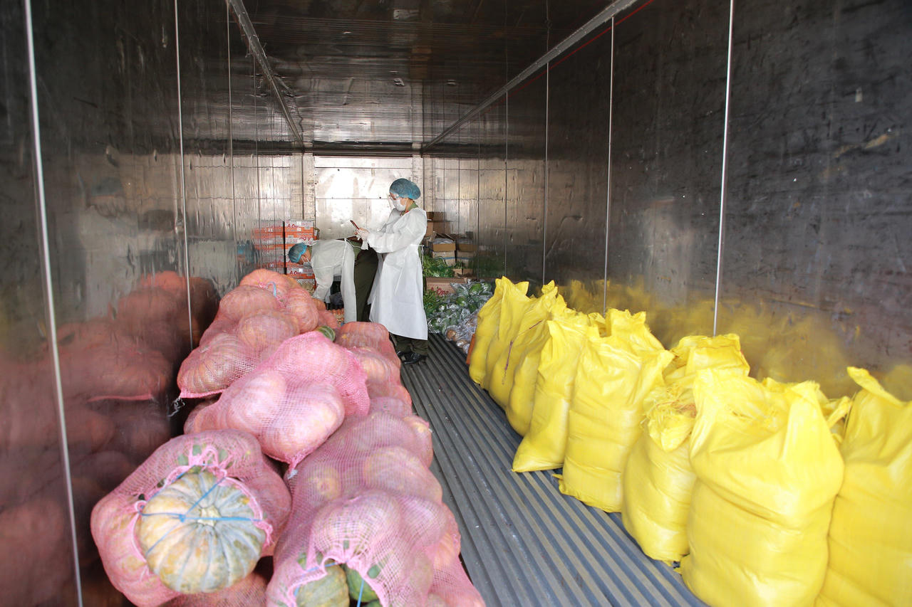 Công an trực tiếp đứng bán hàng phi lợi nhuận, tặng rau xanh cho người dân Đà Nẵng