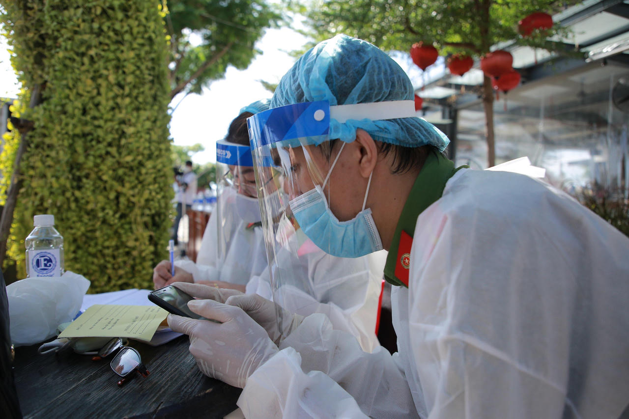 Công an trực tiếp đứng bán hàng phi lợi nhuận, tặng rau xanh cho người dân Đà Nẵng