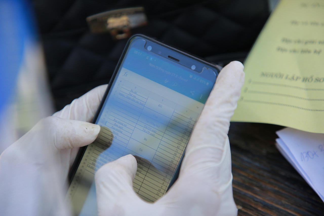 Công an trực tiếp đứng bán hàng phi lợi nhuận, tặng rau xanh cho người dân Đà Nẵng