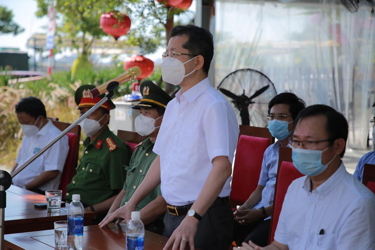 Công an trực tiếp đứng bán hàng phi lợi nhuận, tặng rau xanh cho người dân Đà Nẵng