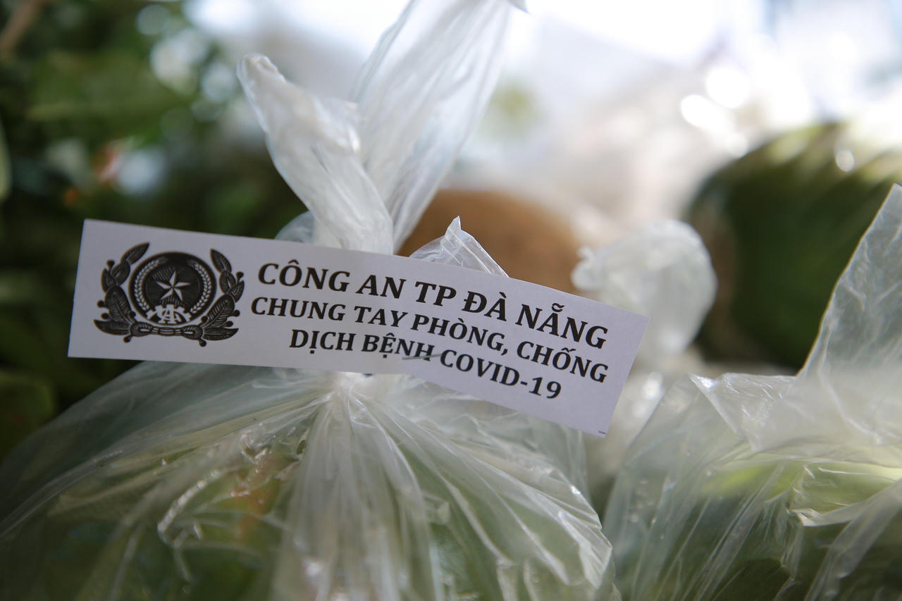 Công an trực tiếp đứng bán hàng phi lợi nhuận, tặng rau xanh cho người dân Đà Nẵng