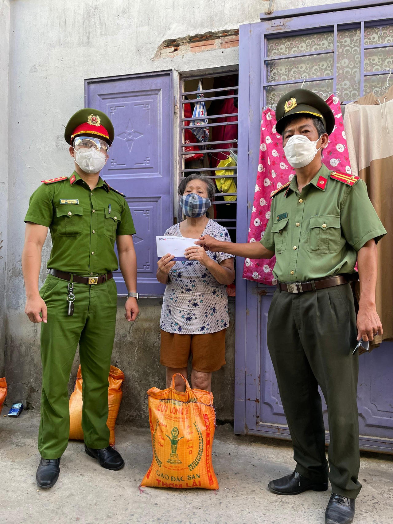 Công an quận Liên Chiểu trao quà hỗ trợ cho 50 hộ gia đình gặp khó khăn do COVID-19