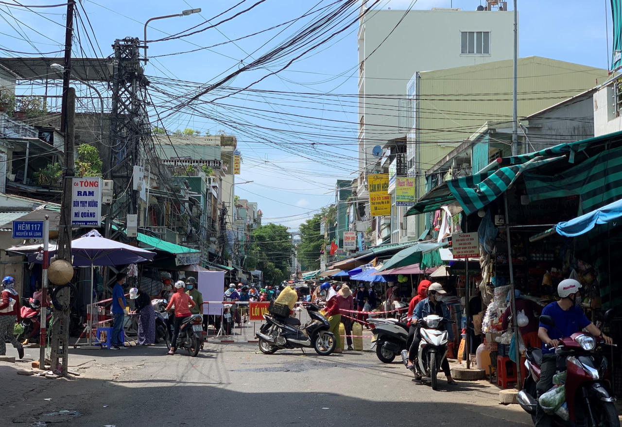 Người dân TP Quảng Ngãi ngày đầu đi chợ bằng thẻ