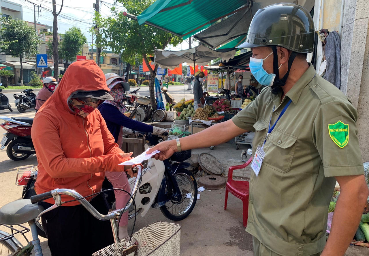 Người dân TP Quảng Ngãi ngày đầu đi chợ bằng thẻ