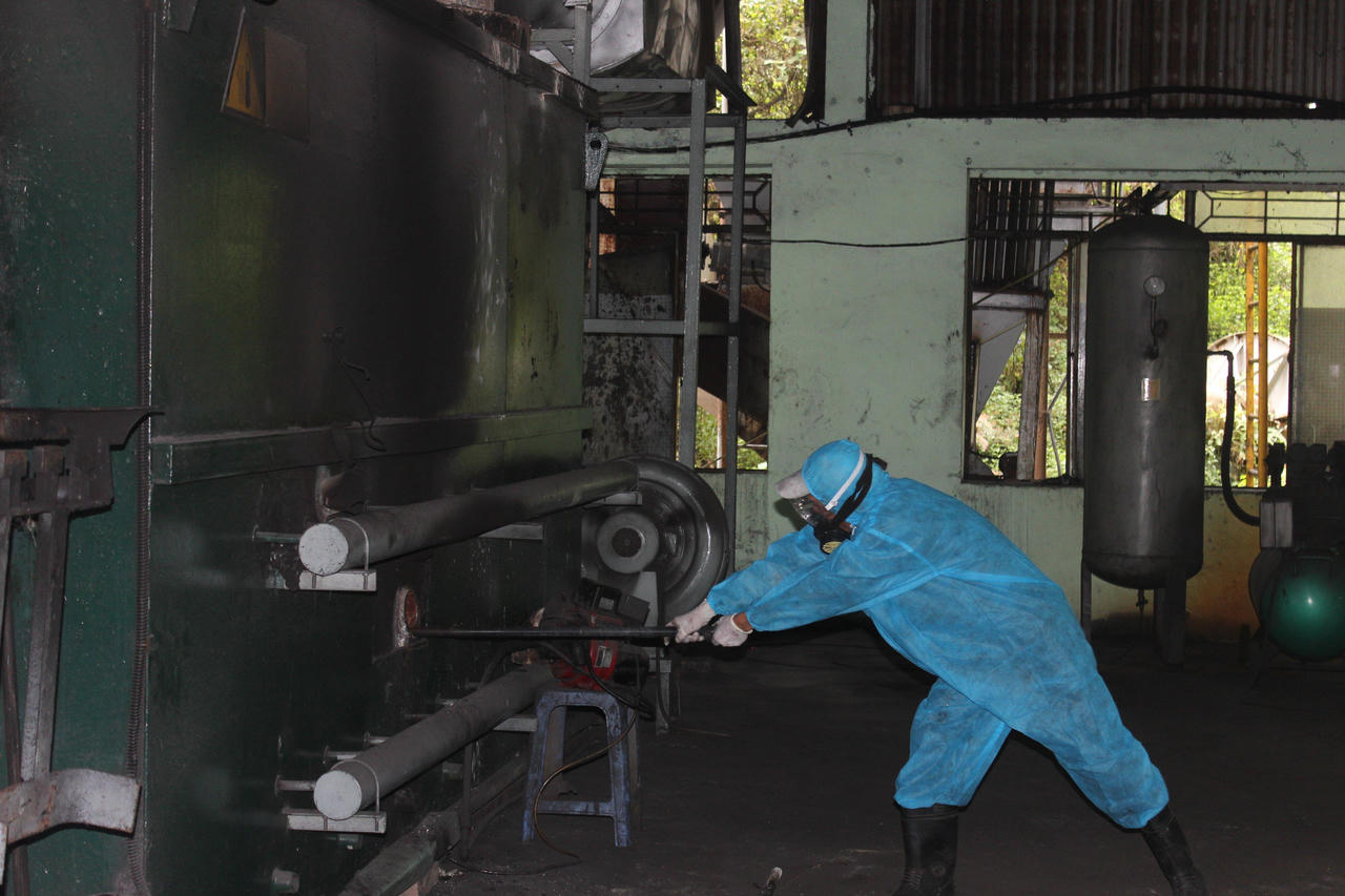 Lặng thầm ngày đêm thu gom lượng rác thải 'khổng lồ' khi Đà Nẵng 'ai ở đâu ở yên đấy'