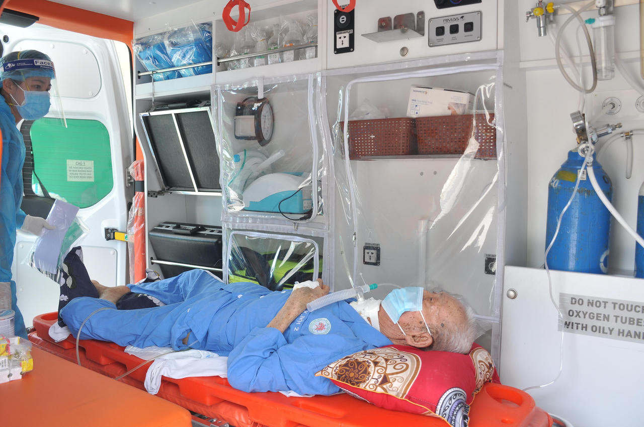 Cụ ông 82 tuổi từng bị tiên lượng tử vong đã khỏi COVID-19