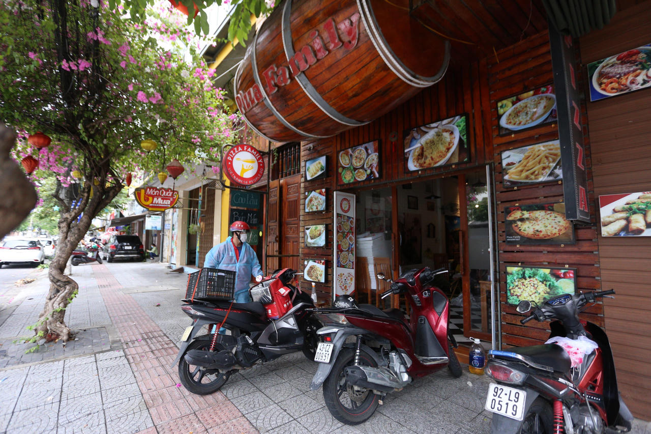 Hàng quán vùng xanh Đà Nẵng gần như 'bất động' dù được mở cửa trở lại