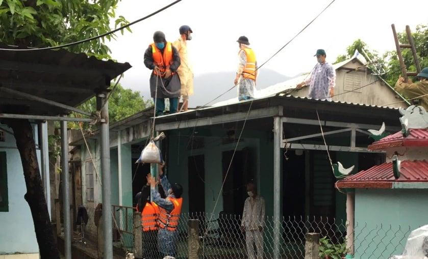 Mưa "trắng trời" trước bão, đường phố Đà Nẵng ngập nặng, xe cứu thương và nhiều phương tiện chết máy