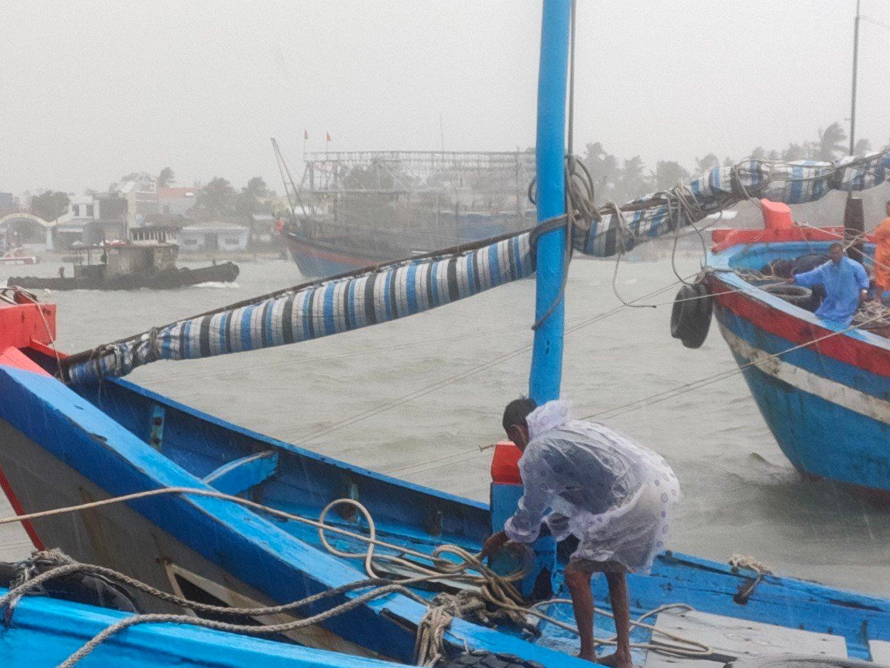Người dân Quảng Nam đội mưa neo đậu tàu thuyền, gia cố bờ biển Cửa Đại trước bão
