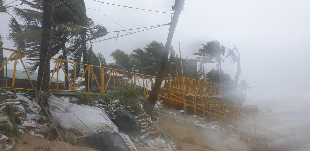 Người dân Quảng Nam đội mưa neo đậu tàu thuyền, gia cố bờ biển Cửa Đại trước bão