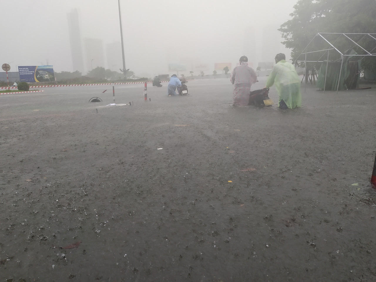 Mưa "trắng trời" trước bão, đường phố Đà Nẵng ngập nặng, xe cứu thương và nhiều phương tiện chết máy