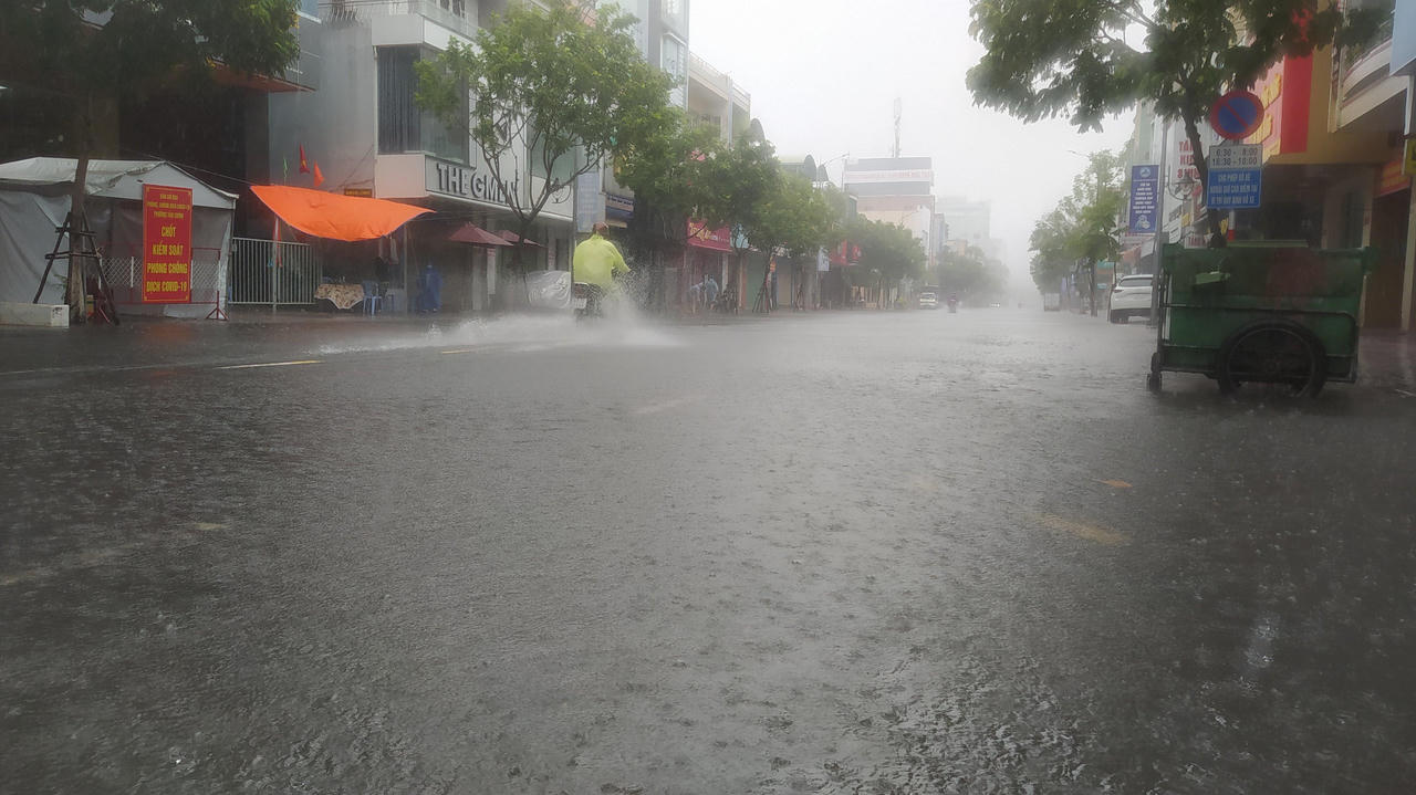 Mưa "trắng trời" trước bão, đường phố Đà Nẵng ngập nặng, xe cứu thương và nhiều phương tiện chết máy