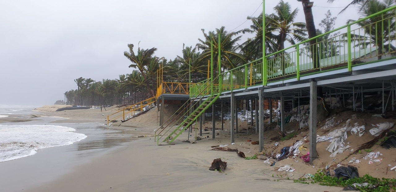 Người dân Quảng Nam đội mưa neo đậu tàu thuyền, gia cố bờ biển Cửa Đại trước bão