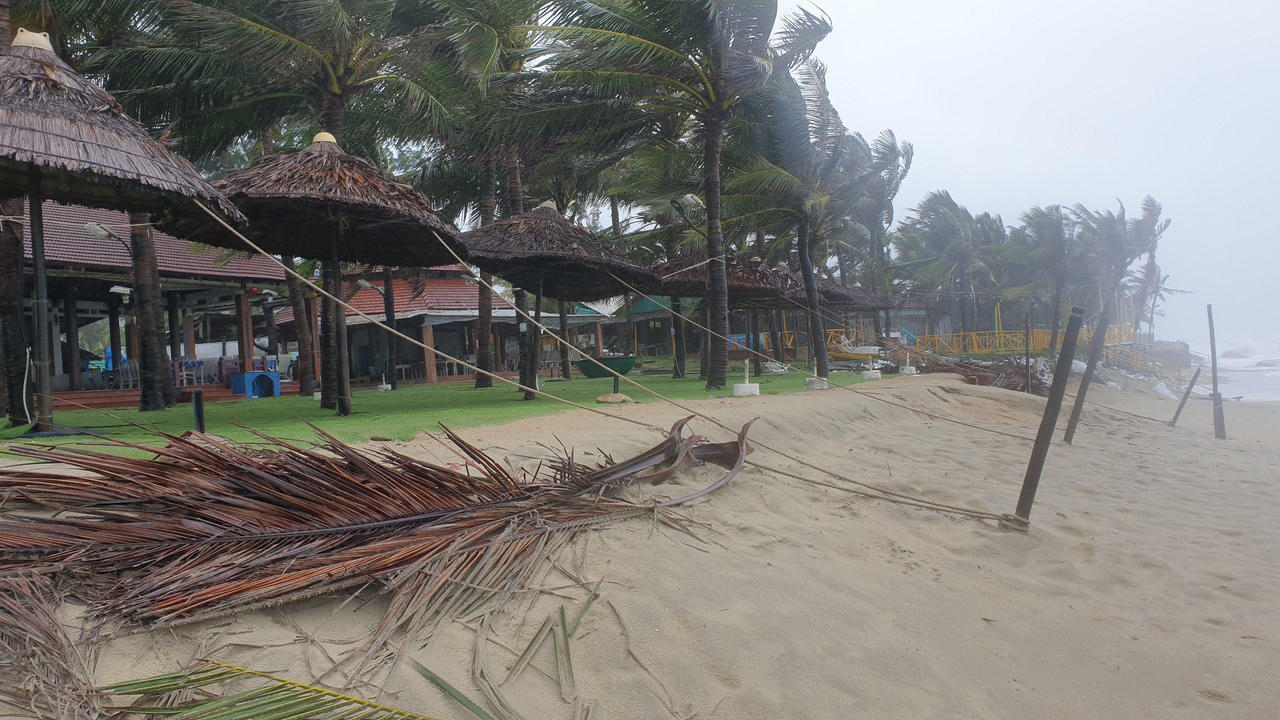 Người dân Quảng Nam đội mưa neo đậu tàu thuyền, gia cố bờ biển Cửa Đại trước bão