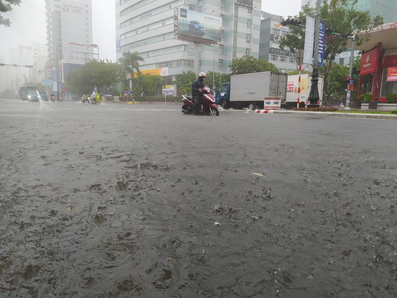 Mưa "trắng trời" trước bão, đường phố Đà Nẵng ngập nặng, xe cứu thương và nhiều phương tiện chết máy