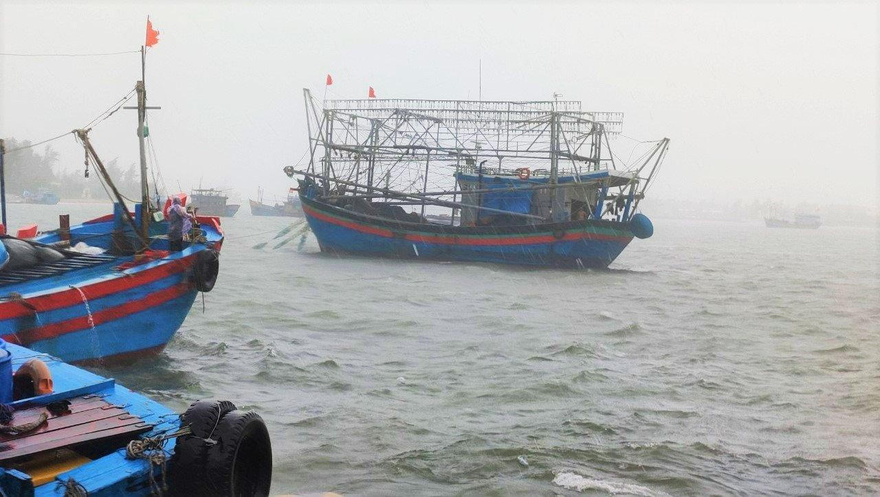 Người dân Quảng Nam đội mưa neo đậu tàu thuyền, gia cố bờ biển Cửa Đại trước bão