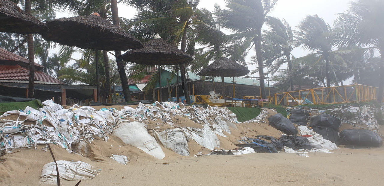 Người dân Quảng Nam đội mưa neo đậu tàu thuyền, gia cố bờ biển Cửa Đại trước bão