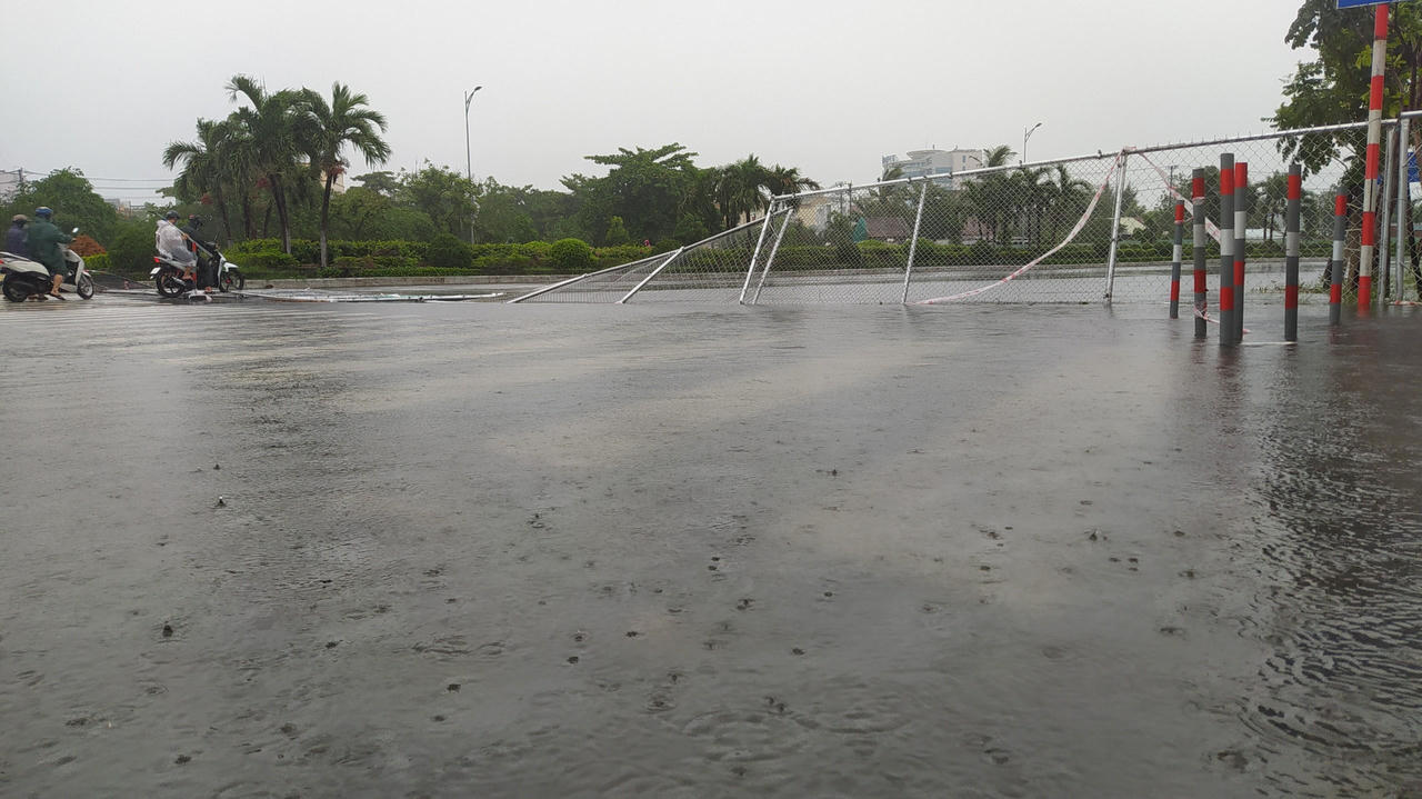 Mưa "trắng trời" trước bão, đường phố Đà Nẵng ngập nặng, xe cứu thương và nhiều phương tiện chết máy