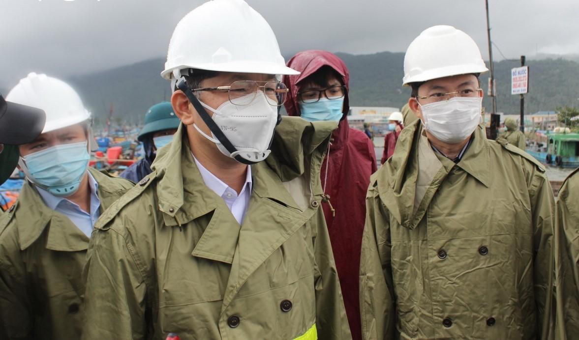 Mưa "trắng trời" trước bão, đường phố Đà Nẵng ngập nặng, xe cứu thương và nhiều phương tiện chết máy