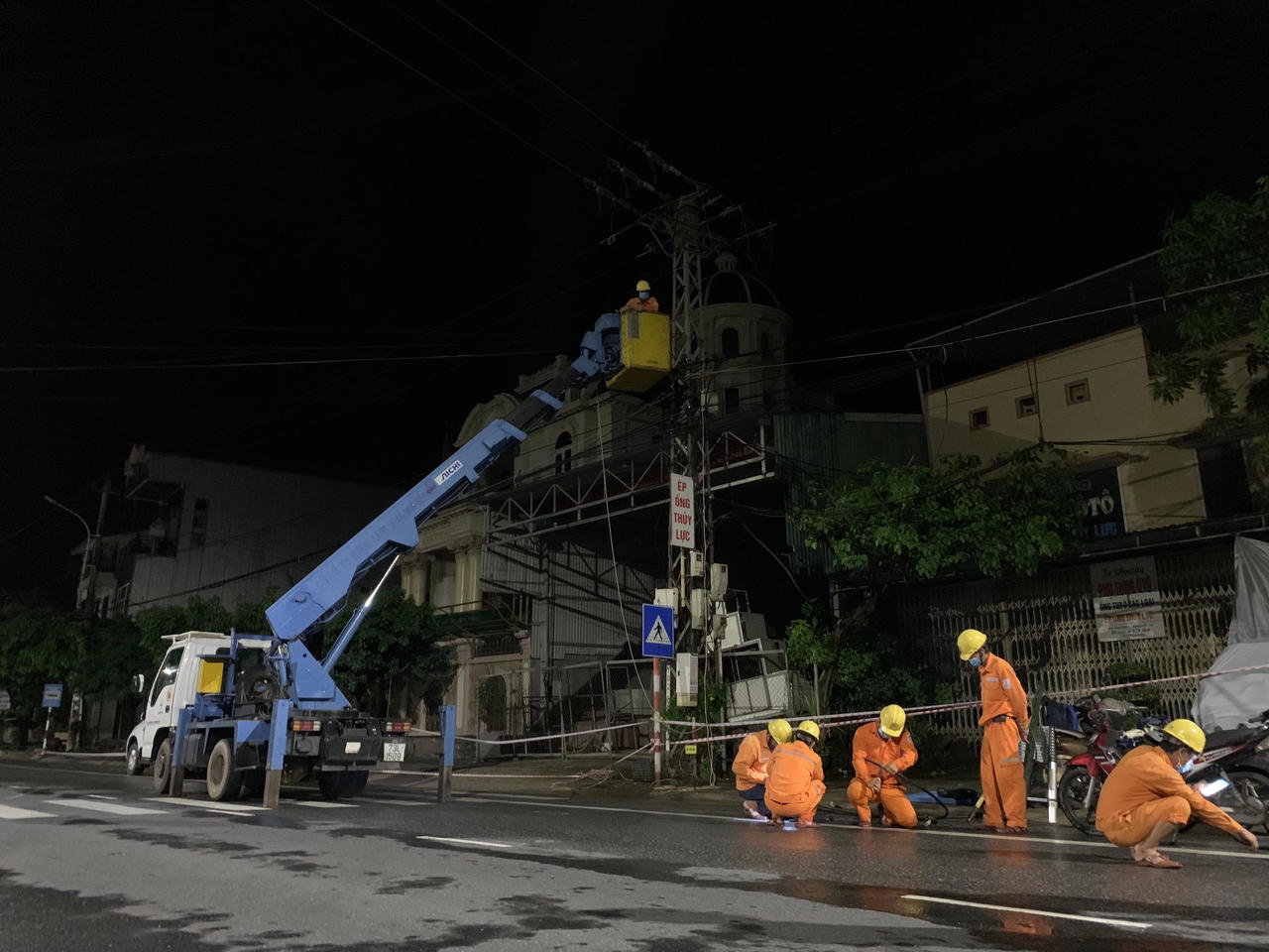 EVNCPC khôi phục cấp điện cho 3.461 trạm biến áp do ảnh hưởng của bão số 5