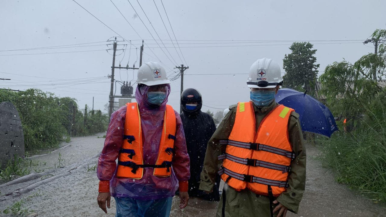 Hình ảnh PC Quảng Ngãi khắc phục sự cố sau bão số 5