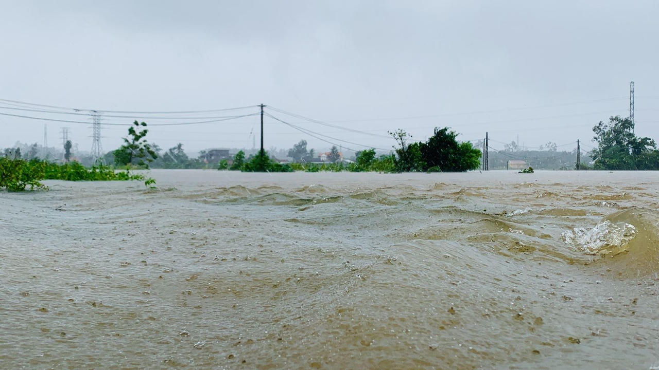 Hình ảnh PC Quảng Ngãi khắc phục sự cố sau bão số 5