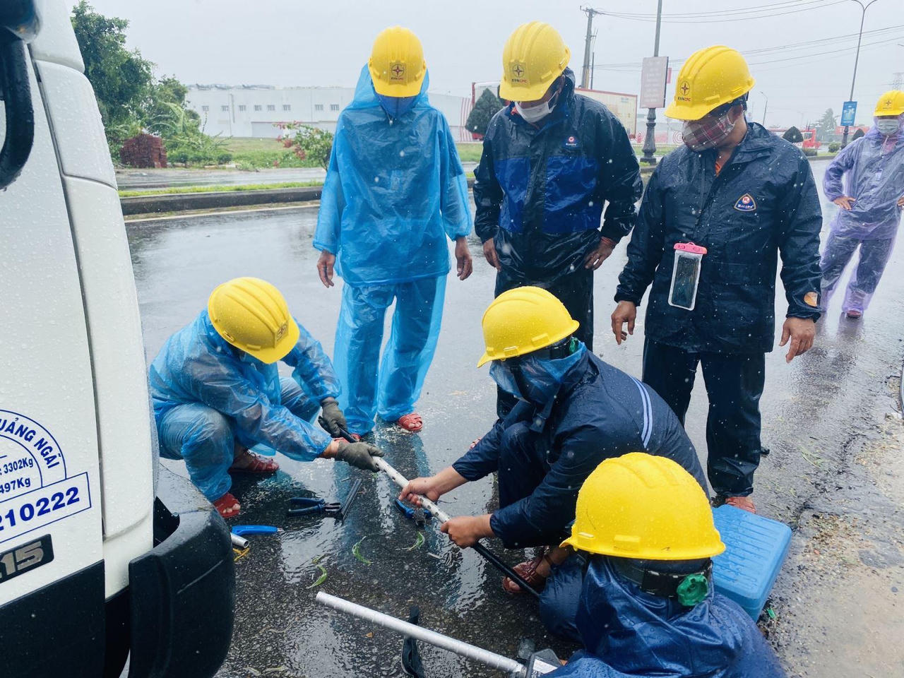 Hình ảnh PC Quảng Ngãi khắc phục sự cố sau bão số 5