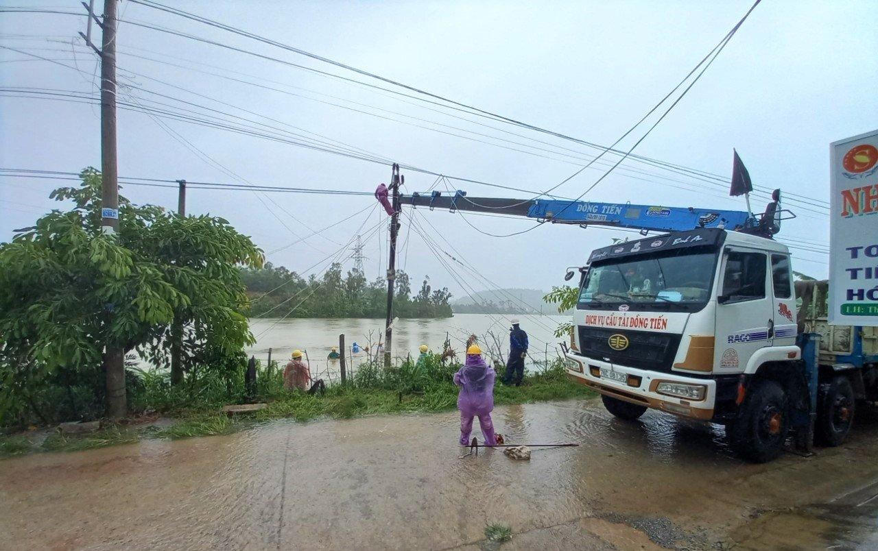 Hình ảnh PC Quảng Ngãi khắc phục sự cố sau bão số 5