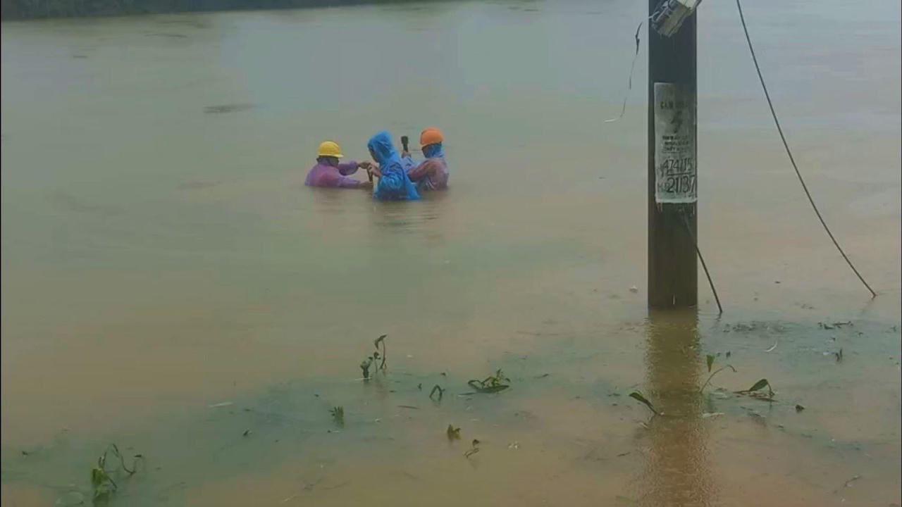 Hình ảnh PC Quảng Ngãi khắc phục sự cố sau bão số 5