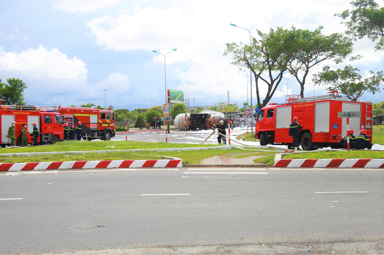 Xe bồn chở 20 tấn gas bị lật ở Đà Nẵng, sẵn sàng di dân trong bán kính 100 mét