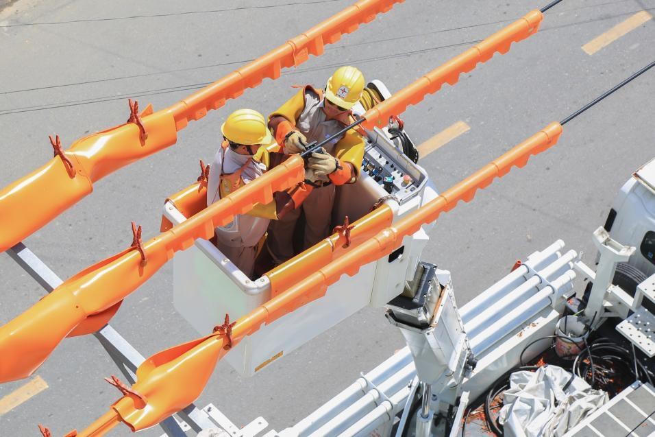 EVNCPC nâng cao độ tin cậy cung cấp điện: Giảm thấp cả số lần và thời gian mất điện của khách hàng