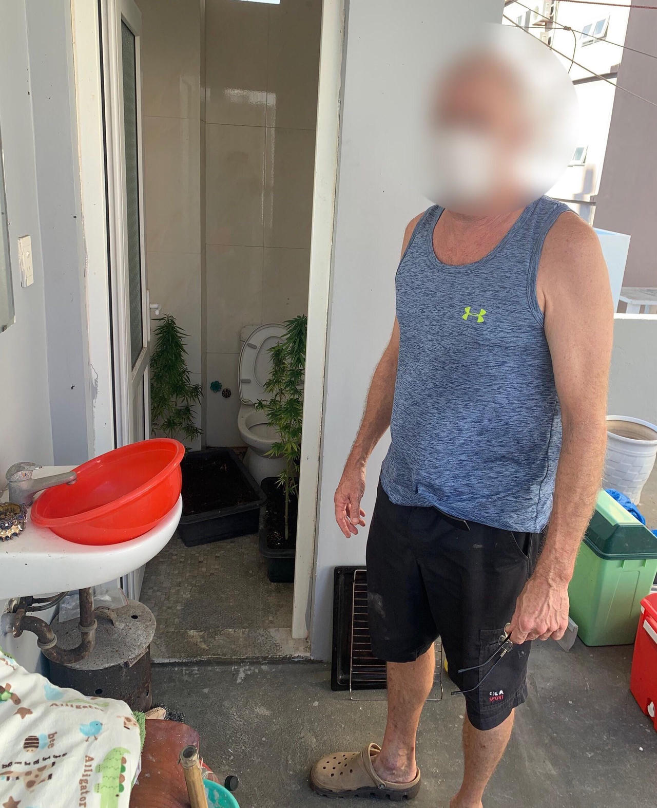 Phát hiện người đàn ông ngoại quốc trồng cần sa trên tầng thượng