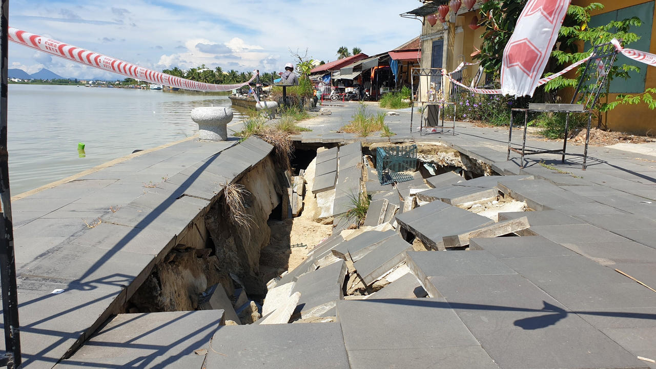 Kè hàng trăm tỷ đồng sụt lún nghiêm trọng, 'uy hiếp' khu phố cổ Hội An