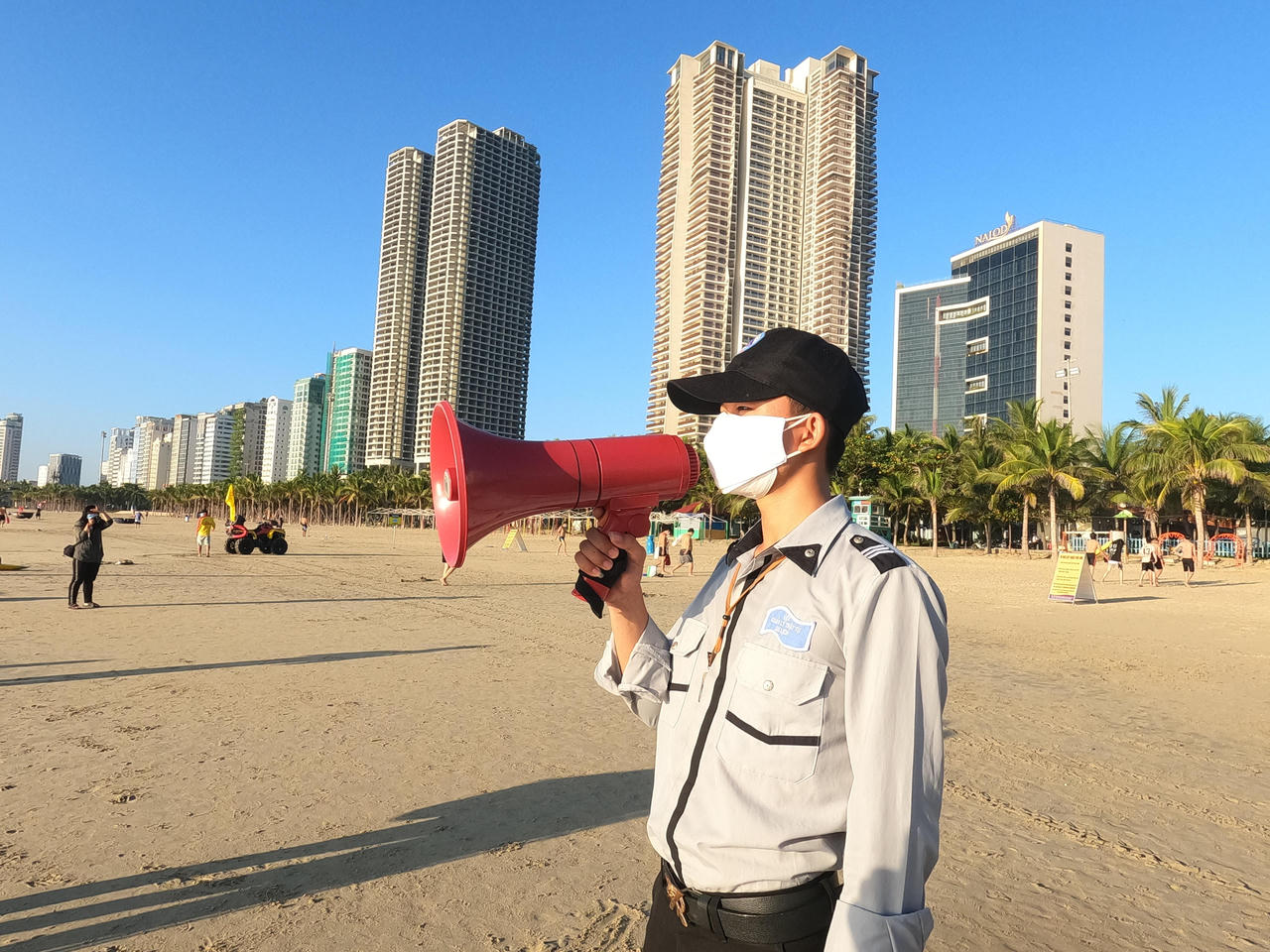 Hình ảnh người Đà Nẵng hào hứng ra biển tắm sau thời gian ở nhà