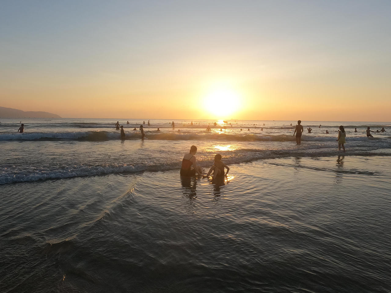 Hình ảnh người Đà Nẵng hào hứng ra biển tắm sau thời gian ở nhà