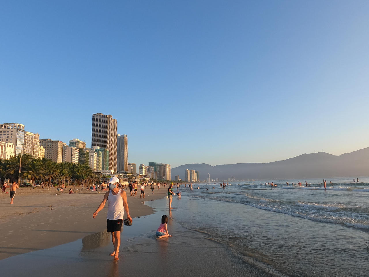 Hình ảnh người Đà Nẵng hào hứng ra biển tắm sau thời gian ở nhà